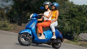 Bajaj Chetak: ಯಾರು ಊಹಿಸಿರಲಿಲ್ಲ.. ಬಜಾಜ್ ಚೇತಕ್ ಎಲೆಕ್ಟ್ರಿಕ್ ಸ್ಕೂಟರ್ ಬೆಲೆ ಭಾರೀ ಇಳಿಕೆ