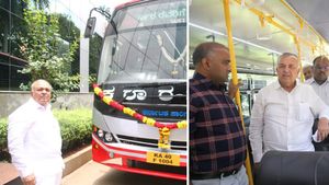 ಹಳೇ ಬಸ್‌ಗಳಿಗೆ ಹೊಸ ರೂಪ: ಶೀಘ್ರದಲ್ಲೇ ರಸ್ತೆಗಿಳಿಯಲಿವೆ ರಾಜಹಂಸ ಮಾದರಿಯ ಹೈಟೆಕ್ ಕೆಂಪು ಬಸ್‌ಗಳು