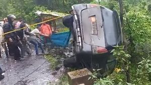 Viral video: ಇನೋವಾ ಕಾರಿನ ರಕ್ಷಣೆಗೆ ಕರೆದ್ರೆ ಹಳ್ಳಕ್ಕೆ ನೂಕಿದ ಜನ