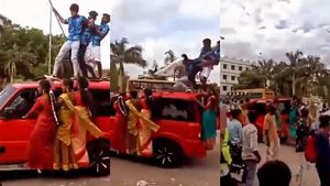 ಬೇಕಿತ್ತಾ ಇದೆಲ್ಲ: ಕಾಲೇಜಿನಲ್ಲಿ ಹೀರೋಯಿಸಂ ತೋರಿಸಲು ಹೋದ ವಿದ್ಯಾರ್ಥಿಗಳು, ಮುಂದಿತ್ತು 'ಮಾರಿಹಬ್ಬ'..!