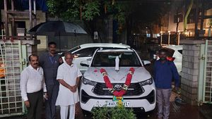 Siddaramaiah: ಸಿದ್ದು ಸಹೋದ್ಯೋಗಿಗಳಿಗೆ ದುಬಾರಿ ಬೆಲೆಯ ಟೊಯೊಟಾ ಇನ್ನೋವಾ, ಖುಷಿ ಹಂಚಿಕೊಂಡ ಸಚಿವ!