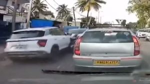 ಬೆಂಗಳೂರಿನಲ್ಲಿ ಸರಣಿ ಅಪಘಾತ: ಕಾರು ಡಿಕ್ಕಿ.. ಗಾಳಿಯಲ್ಲಿ ಹಾರಿದ ಬೈಕ್ ಸವಾರ, ಶಾಕಿಂಗ್ ವಿಡಿಯೋ