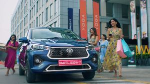 Toyota: 7 ಜನ ಹೋಗಬಹುದು, 26 ಕಿ.ಮೀ ಮೈಲೇಜ್.. ಈ ಟೊಯೊಟಾ ಕಾರಿಗೆ ಮುಗಿಬಿದ್ದ ಗ್ರಾಹಕರು!