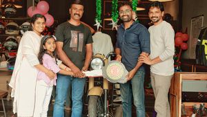 ಚಿತ್ರ ಯಶಸ್ಸಿನ ಹಿಂದಿನ ನಿರ್ದೇಶಕರಿಗೆ ರಾಯಲ್ ಎನ್‌ಫೀಲ್ಡ್ ಬೈಕ್ ಉಡುಗೊರೆ ನೀಡಿದ ನಿರ್ಮಾಪಕ