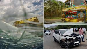 ಟಾಟಾ ಪಂಚ್ ಗುದ್ದಿ ಉರುಳಿದ ಟ್ರಕ್: ಪ್ರಾಣ ಉಳಿಸಿದ ಕಾರಿನ ಗುಣಮಟ್ಟವನ್ನು ಶ್ಲಾಘಿಸಿದ ಮಾಲೀಕ