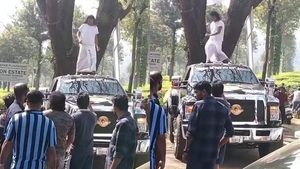 ನ್ಯೂ ಇಯರ್‌ನಲ್ಲಿ ಕೋಟ್ಯಾಧಿಪತಿ ಪಿಕ್ಅಪ್ ಟ್ರಕ್ ಮೇಲೆ ಡ್ಯಾನ್ಸ್: ಇದು ಮಾರ್ಕೆಟಿಂಗ್ ಗಿಮಿಕ್ಕಾ?