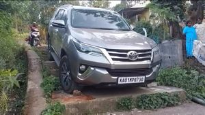 ಗೂಗಲ್ ಮ್ಯಾಪ್ ಯಡವಟ್ಟು: ಶಾರ್ಟ್‌ಕಟ್‌ನಲ್ಲಿ ಹೋಗಿ ಮೆಟ್ಟಿಲುಗಳಲ್ಲಿ ಸಿಲುಕಿದ ಫಾರ್ಚೂನರ್