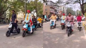 Bengaluru: ದುಬಾರಿ ಮದುವೆಗೆ ಬಾಡಿಗೆ ಸ್ಕೂಟರ್‌ಗಳಲ್ಲಿ ಬಂದ ಗಂಡಿನ ಕಡೆಯವರು.. ಹೀಗೋ ಸಾಧ್ಯ!