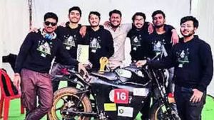 ನಮ್ಮ ವಿದ್ಯಾರ್ಥಿಗಳನ್ನು ಮೆಚ್ಚಲೇಬೇಕು: ಇನ್ನೂ ಅಪಘಾತವಾಗುವುದಿಲ್ಲ, ಈ ಕೆಲಸ ಮಾಡಿದರೆ ಬೈಕ್ ಮುಂದೆ ಹೋಗಲ್ಲ!