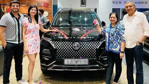 ಪೋಷಕರಿಗೆ ಲಕ್ಷುರಿ ಕಾರು ಗಿಫ್ಟ್: ಇಂತಹ ಮಗಳನ್ನು ಪಡೆದವರೇ ಧನ್ಯರು...