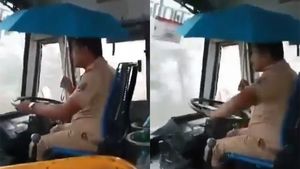 ವೈರಲ್ ವಿಡಿಯೋ: ಛತ್ರಿ ಹಿಡಿದು ವಾಯುವ್ಯ ಕರ್ನಾಟಕ ಸಾರಿಗೆ ಬಸ್ ಚಾಲನೆ.. ಡ್ರೈವರ್, ಕಂಡಕ್ಟರ್ ಸಸ್ಪೆಂಡ್