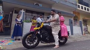 ಬೈಕ್‌ನಲ್ಲಿ ಪತ್ನಿ ಸೋನಲ್ ಜೊತೆಗೆ ತರುಣ್ ಸುಧೀರ್ ಜಾಲಿ ರೈಡ್... ಈ ಮೋಟಾರ್‌ಸೈಕಲ್ ಬಗ್ಗೆ ಕೇಳಿದ್ದೀರಾ?