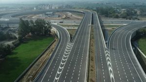 Expressway: ಬೆಂಗಳೂರು-ಪುಣೆ ಮಧ್ಯೆ ನೂತನ ಎಕ್ಸ್‌ಪ್ರೆಸ್‌ವೇ.. ತ್ವರಿತ ಪ್ರಯಾಣ: ಕರ್ನಾಟಕದ ಈ ಜಿಲ್ಲೆಗಳಲ್ಲಿ ಬರುತ್ತೆ!