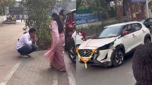 ಹೊಚ್ಚ ಹೊಸ ಕಾರು ಡೆಲಿವರಿ ದಿನವೆ ಅಪಘಾತ: ನಡುರಸ್ತೆಯಲ್ಲಿ ಕುಳಿತು ಕಣ್ಣೀರಿಟ್ಟ ಮಾಲೀಕ!