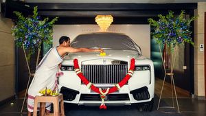 ವಿದೇಶದಲ್ಲಿ ಬೆಲೆ ಎಷ್ಟೇ ಇರಲಿ ಭಾರತದಲ್ಲಿ ಸಾಂಪ್ರದಾಯಿಕ ಸ್ವಾಗತ ಕಡ್ಡಾಯ: 10.50 ಕೋಟಿ ಕಾರಿಗೆ ಪೂಜೆ!