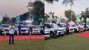 ನನ್ನ ಉದ್ಯೋಗಿಗಳೆ ದೇವರು: ಕಾರುಗಳನ್ನು ಉಡುಗೊರೆ ಕೊಟ್ಟ ಮಾಲೀಕ! ನೌಕರರ ಖುಷಿಯೇ ನನ್ನ ಖುಷಿ...