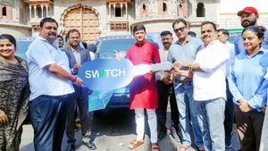 ನಗರವನ್ನು ಸ್ವಚ್ಛವಾಗಿಡಲು 100 ಕಸ್ಟಮೈಸ್ ಮಾಡಿದ ಅತ್ಯಾಧುನಿಕ ಕಸದ ಎಲೆಕ್ಟ್ರಿಕ್ ವಾಹನಗಳು ರೆಡಿ