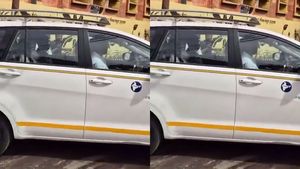 ವಿಡಿಯೋ ನೋಡಿ.. ಜನ ಸಾಮಾನ್ಯರಂತೆ ಬಾಡಿಗೆ ಟ್ಯಾಕ್ಸಿಯಲ್ಲಿ ವಿರಾಟ್ ದಂಪತಿ, ಎಲ್ಲಿ ಗೊತ್ತಾ?