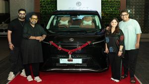 ಕುಟುಂಬ ಸಮೇತ ಬಂದು ಅರಮನೆಯಂತಹ ಐಷಾರಾಮಿ ಕಾರು ಡೆಲಿವರಿ ಪಡೆದ ಪ್ರಸಿದ್ಧ ಗಾಯಕ