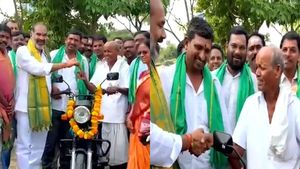 ತರಕಾರಿ ಮಾರುವ ಅಜ್ಜನಿಗೆ ಟಿವಿಎಸ್ ಎಕ್ಸ್ಎಲ್ ಗಿಫ್ಟ್ ಕೊಟ್ಟ ಕಾಂಗ್ರೆಸ್ ಎಂಎಲ್ಎ.. ತೆಂಗಿನ ಕಾಯಿ ಒಡೆದು ಪೂಜೆ!