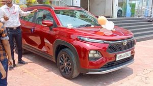 Toyota: ಹೊಸ ಟೊಯೊಟಾ ಕಾರುಗಳಿಗೆ ಫುಲ್ ಡಿಮ್ಯಾಂಡ್.. ಜನ ಮುಗಿಬಿದ್ದ ಖರೀದಿ, ಅದ್ದೂರಿ ಮಾರಾಟ!