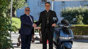 ವ್ಯಾಟಿಕನ್ ಸರ್ಕಾರಕ್ಕೆ ಎರಡು ಐಕ್ಯೂಬ್ ಸ್ಕೂಟರ್‌ಗಳನ್ನು ವಿತರಿಸಿದ ಟಿವಿಎಸ್ ಮೋಟಾರ್