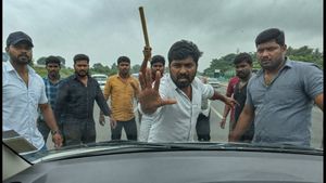 ಬೆಂಗಳೂರು-ಮೈಸೂರು ಎಕ್ಸ್‌ಪ್ರೆಸ್‌ವೇನಲ್ಲಿ ಶಾಕಿಂಗ್ ಘಟನೆ: ಕಾರು ಸುತ್ತುವರಿದ ಗುಂಪು, ವೈರಲ್ ವಿಡಿಯೋ ನೋಡಿ ಬೆಚ್ಚಿಬಿದ್ದ ನೆಟ್ಟಿಗರು!