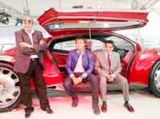 ఆటో షోలో తారల సందడి...!!