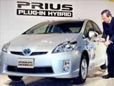 టయోటా హైబ్రిడ్ కారు 'ప్రియుస్' విడుదల..!!