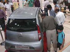 టాటా వెస్ట్‌సైడ్ రీటైల్ స్టోర్‌లలో నానో సేల్స్‌..!?