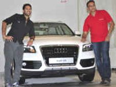 రవిశాస్త్రి చేతుల మీదుగా యువీకి 'ఆడి క్యూ5' కారు గిఫ్ట్