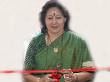 బేగంపేటలో బజాజ్‌ కొత్త షోరూమ్‌ను ప్రారంభించిన మంత్రి గీతారెడ్డి