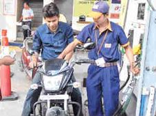 అక్కడ హెల్మెట్ ధరించకుండా వెళితే పెట్రోల్ విక్రయించరు!!