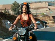 రాయల్ ఎన్‌ఫీల్డ్ క్లాసిక్‌ను రైడ్ చేస్తున్న బాలీవుడ్ భామ కత్రినా