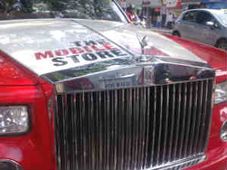 మొబైల్ స్టోర్‌గా మారిపోయిన రోల్స్ రాయిస్ ఫాంటమ్ కారు