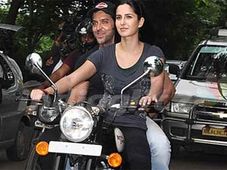 రాయల్ ఎన్‌ఫీల్డ్ బుల్లెట్‌పై కత్రినా - హృతిక్‌ల హల్ చల్