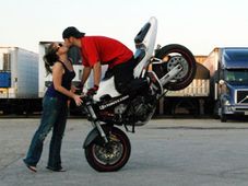 ఫేస్‌బుక్‌లో హల్ చల్ చేస్తున్న బైక్ స్టంట్ పిక్చర్