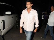 రేంజ్ రోవర్ కారులో ప్రీమియర్ షోకి వచ్చిన మహేష్..