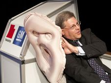 జిఎమ్ నుంచి తొలి ఫ్రంట్ సెంటర్ ఎయిర్ బ్యాగ్