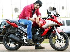 రవితేజ నిప్పు చిత్రంలో యమహా ఫేజర్ స్పోర్ట్స్ బైక్