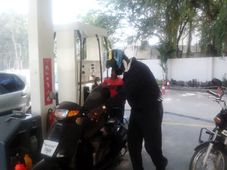 పెట్రోల్ ధరలను స్వల్పంగా తగ్గించిన చమురు కంపెనీలు