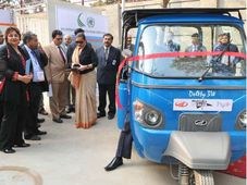 హైడ్రోజన్‌తో నడిచే ఆటోరిక్షాను ఆవిష్కరించిన మహీంద్రా