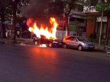 వెంటో కారులో అకస్మాత్తుగా మంటలు: బ్రతికి బయటపడ్డ డ్రైవర్‌