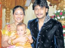 చావగొట్టినప్పటికీ కాస్ట్లీ కారును గిఫ్ట్‌గా ఇచ్చిన పెళ్లాం!