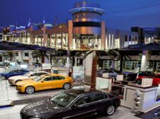 ప్రపంచంలోనే అతిపెద్ద బిఎమ్‌డబ్ల్యూ కార్ షోరూమ్!!