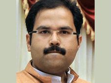 లైసెన్స్ లేకుండా బస్సు నడిపి యాక్సిడెంట్ చేసిన మంత్రి