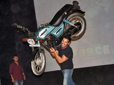 ర్యాష్ డ్రైవింగ్ కేసులో జాన్ అబ్రహామ్ అరెస్ట్, విడుదల!