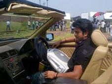 రచ్చలో కార్ స్టంట్‌తో ప్రేక్షకుల చేత కేకలు పెట్టించిన రామ్