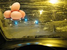 కారు అద్దాలపై కోడి గుడ్లు విసిరేసి దోపిడీలు చేస్తున్నారట!