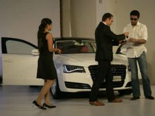 తొలి కస్టమైజ్డ్ ఆడి ఏ8 ఎల్ కారును పొందిన అభిషేక్